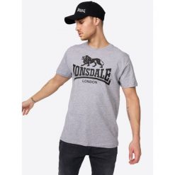 T-shirt o klasycznym kroju Lonsdale Logo. Szare koszulki sportowe męskie Lonsdale, bez wzorów, klasyczne, bez kołnierzyka. W wyprzedaży za 102.40 zł.