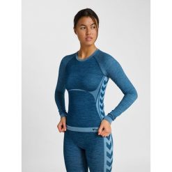 Damska dopasowana koszulka z długim rękawem bez szwów Hummel Clea. Niebieskie koszulki sportowe damskie Hummel, bez wzorów, bez kołnierzyka, bez ramiączek, na jogę i pilates. Za 240.50 zł.