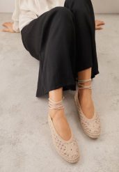 Ciemnobeżowe Boho Balerinki VICES z Szydełkową Cholewką i Wiązaniem Wokół Kostki Arriria. Brązowe baleriny damskie Renee, na lato, z aplikacjami, boho, bez obcasa. Za 99.99 zł.