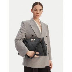 Torebka Guess. Czarne torebki do ręki damskie Guess, z aplikacjami, klasyczne, bez dodatków. Za 399.99 zł.