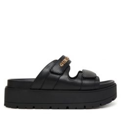 Klapki Guess. Czarne klapki damskie Guess, z aplikacjami, bez obcasa. Za 479.99 zł.