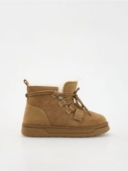 Zamszowe śniegowce z ociepleniem - beżowy. Brązowe śniegowce i trapery damskie Reserved, z zamszu. W wyprzedaży za 139.99 zł.