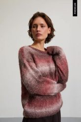 Sweter ombre burgundowy. Czerwone swetry damskie MOODO, l, bez wzorów, z elastanu, bez kołnierzyka, bez ramiączek, bez kaptura. Za 159.99 zł.