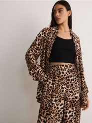 Koszula w zwierzęcy wzór - beżowy. Brązowe koszule damskie Reserved, l, bez wzorów, z wiskozy, bez kołnierzyka, bez ramiączek. W wyprzedaży za 65.99 zł.