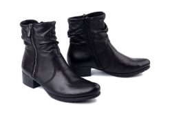 RIEKER 78656-00 black, botki damskie. Czarne botki damskie Rieker, bez obcasa, na obcasie, bez zapięcia. Za 365.42 zł.