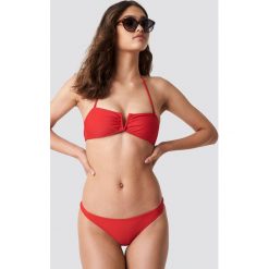 NA-KD Swimwear Góra bikini bandeau z detalem v - Red. Bikini damskie marki NA-KD Swimwear. W wyprzedaży za 24.28 zł.