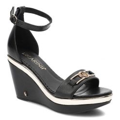 Czarne Sandały Carinii Stylowe Buty Na Koturnie. Czarne klapki damskie Carinii, bez wzorów, ze skóry, bez obcasa, na koturnie, bez zapięcia. Za 309.00 zł.