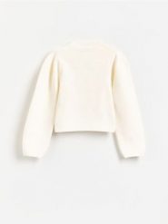 Sweter z bufiastymi rękawami - kremowy. Białe swetry damskie Reserved, l, bez wzorów, z dzianiny, bez kołnierzyka, bez ramiączek, bez kaptura. Za 139.99 zł.