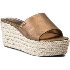 Klapki GUESS - Lenore2 FLLE22 LEM19 GOLD. Klapki damskie marki Guess. W wyprzedaży za 299.00 zł.