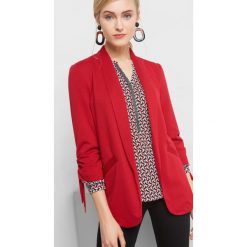 Luźna marynarka z marszczeniem. Czerwone żakiety damskie Orsay, z dzianiny, eleganckie. Za 79.99 zł.