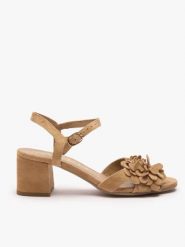 Beżowe sandały na obcasie z kwiatem. Brązowe sandały damskie Ryłko, bez wzorów, ze skóry, bez obcasa, na obcasie, bez zapięcia. Za 449.99 zł.