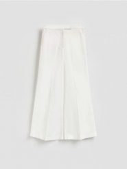 Spodnie z lyocellem - biały. Białe spodnie materiałowe damskie Reserved, l, bez wzorów, z bawełny. Za 129.99 zł.