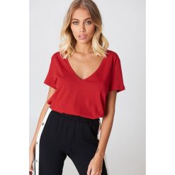 NA-KD Basic T-shirt z dekoltem V - Red. T-shirty damskie marki NA-KD Basic. Za 52.95 zł.