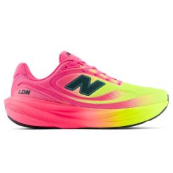 Buty męskie New Balance Infinion 1080 v15 TCS London Marathon M10802XQ – różowe. Czerwone buty sportowe męskie New Balance, bez zapięcia, do biegania. Za 849.99 zł.