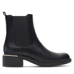 Botki DeeZee. Czarne botki damskie DeeZee, bez obcasa, na płaskiej podeszwie, bez zapięcia. Za 129.99 zł.