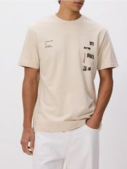 T-shirt regular fit z nadrukiem - beżowy. Brązowe t-shirty męskie Reserved, l, bez wzorów, z dzianiny, bez kołnierzyka. W wyprzedaży za 55.99 zł.