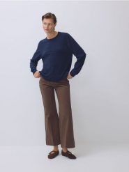 Sweter z domieszką kaszmiru - granatowy. Niebieskie swetry przez głowę męskie Reserved, l, bez wzorów, z dzianiny, bez kołnierzyka. Za 179.99 zł.