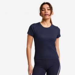 Koszulka fitness damska Domyos prążkowana. Niebieskie koszulki sportowe damskie DOMYOS, m, bez wzorów, z elastanu, sportowe, bez kołnierzyka. Za 69.99 zł.