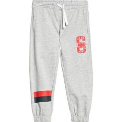 Blukids - Spodnie dziecięce 98-128 cm. Szare spodnie sportowe dla chłopców Blukids, bez wzorów, z bawełny, sportowe. W wyprzedaży za 27.90 zł.