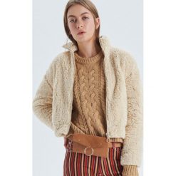 Rozpinana bluza ze sztucznego baranka - Kremowy. Bluzy damskie marki Cropp. W wyprzedaży za 49.99 zł.