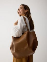 Torebka shopper - brązowy. Brązowe torebki shopper damskie Reserved, bez wzorów, ze skóry, bez dodatków. Za 179.99 zł.
