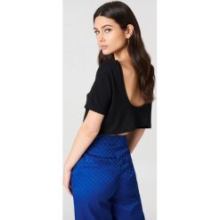 NA-KD Basic Krótki T-shirt z odkrytymi plecami - Black. T-shirty damskie marki NA-KD Basic. W wyprzedaży za 20.47 zł.