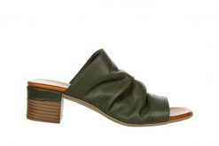 Klapki Bayla-161 066 1706 281 Dark Olive 161462, Zielony, Skóra naturalna - 37. Zielone klapki damskie Bayla, bez wzorów, z gumy, bez obcasa, na koturnie. W wyprzedaży za 179.10 zł.