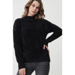 Czarny Sweter Wełniany Holding On. Czarne swetry damskie Born2be, l, bez wzorów, z wełny, bez kołnierzyka, bez ramiączek, długie, bez kaptura. Za 84.99 zł.