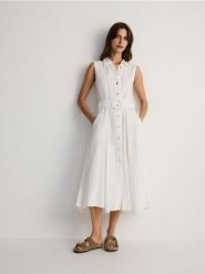 Koszulowa sukienka midi z odkrytymi ramionami - złamana biel. Sukienki damskie Reserved, l, bez wzorów, z bawełny, klasyczne, bez kołnierzyka, bez ramiączek, midi, koszulowe. W wyprzedaży za 89.99 zł.