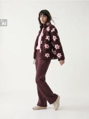 Spodnie dresowe flare - czerwony. Czerwone spodnie dresowe damskie Sinsay, l, bez wzorów, z dresówki. Za 39.99 zł.