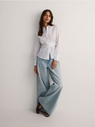 Koszula z ozdobnym wiązaniem - biały. Białe koszule damskie Reserved, l, bez wzorów, z bawełny, bez kołnierzyka, bez ramiączek. W wyprzedaży za 89.99 zł.