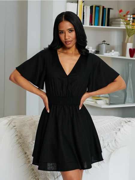 Sukienka mini - czarny. Czarne sukienki damskie Sinsay, l, bez wzorów, z materiału, bez kołnierzyka, bez ramiączek, mini, kopertowe. Za 59.99 zł.