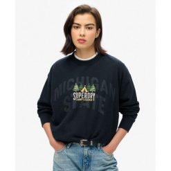 Sweter pamiątkowy podróżny luzem. Niebieskie swetry damskie Superdry., bez wzorów, z bawełny, sportowe, bez kołnierzyka, bez ramiączek, bez kaptura. W wyprzedaży za 251.00 zł.