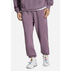 Spodnie dresowe męskie Prosto Flathead. Fioletowe szorty męskie Prosto., m, bez wzorów, z dresówki. W wyprzedaży za 222.99 zł.