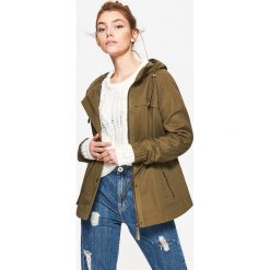 Parka z kapturem - Khaki. Parki damskie marki Cropp. W wyprzedaży za 129.99 zł.