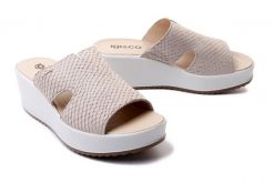IGI&CO 16679 11 panna, klapki damskie. Brązowe klapki damskie IGI&CO, bez wzorów, ze skóry, bez obcasa, na koturnie. Za 139.95 zł.