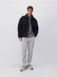 Sztruksowe spodnie jogger - jasnoszary. Szare spodnie materiałowe męskie Reserved, l, bez wzorów, z bawełny. W wyprzedaży za 79.99 zł.