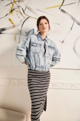 Jeansowa kurtka zapinana na zamek niebieska. Niebieskie kurtki damskie MOODO, l, bez wzorów, z jeansu, bez kaptura. W wyprzedaży za 89.99 zł.