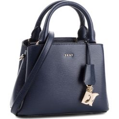 Torebka DKNY - Paige Sm Satchel R82D3465 Navy 410. Niebieskie torebki do ręki damskie DKNY, ze skóry. Za 1,069.00 zł.