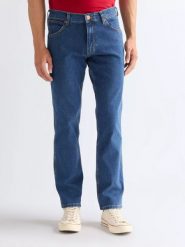 MĘSKIE SPODNIE WRANGLER GREENSBORO BLUE TOMORROW 112338770. Niebieskie spodnie materiałowe męskie Wrangler, l, bez wzorów, z jeansu. Za 239.99 zł.