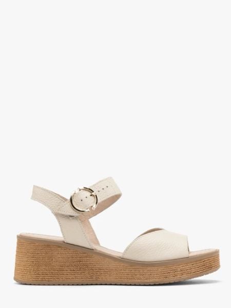 Kremowe sandały na platformie. Brązowe sandały damskie Ryłko, bez wzorów, ze skóry, bez obcasa, na platformie, bez zapięcia. W wyprzedaży za 299.99 zł.