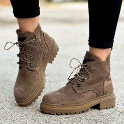 Khaki zamszowe botki damskie na traperze Sergio Leone Tr769. Brązowe botki damskie Sergio Leone, z zamszu, bez obcasa, bez zapięcia. Za 219.00 zł.