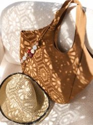 Zamszowa torebka shopper z zawieszką - brązowy. Brązowe torebki shopper damskie Reserved, bez wzorów, z zamszu, zamszowe, bez dodatków. Za 399.99 zł.