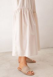 Ciemnobeżowe Klapki VICES na Płaskiej Podeszwie z Paskiem na Palec i Aplikacją Oriphite. Brązowe klapki damskie Born2be, z aplikacjami, z jeansu, eleganckie, bez obcasa, na płaskiej podeszwie. Za 69.99 zł.