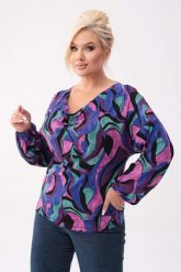 Bluzka Camila z dekoltem typu woda - styl i komfort w jednym PLUS SIZE XXL OVERSIZE. Bluzki damskie Nasi partnerzy, l, bez wzorów, z jeansu, biznesowe, bez kołnierzyka, plus size, bez ramiączek. W wyprzedaży za 139.90 zł.