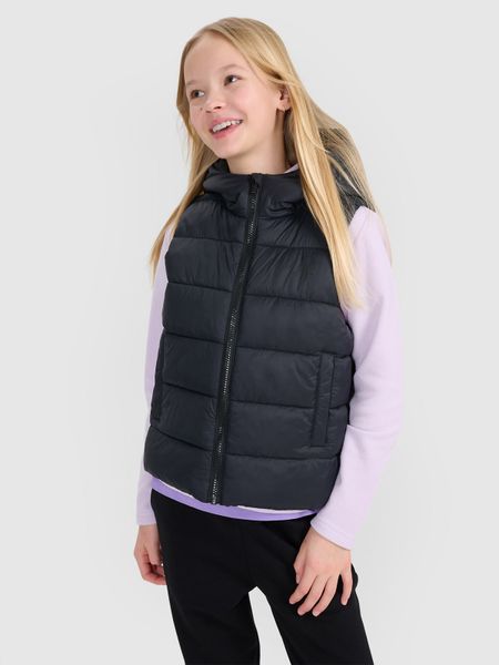 4F Bezrękawnik puchowy z wypełnieniem syntetycznym dziewczęcy - czarny 122 (6-7 lat). Czarne kurtki i płaszcze dla dziewczynek 4f, bez wzorów, z dzianiny, z kapturem. W wyprzedaży za 69.99 zł.