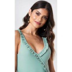 Andrea Hedenstedt x NA-KD Kostium kąpielowy z dekoltem V - Green. Kostiumy jednoczęściowe damskie marki Andrea Hedenstedt x NA-KD. W wyprzedaży za 60.97 zł.