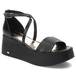 Czarne Sandały Karino Eleganckie Obuwie Damskie. Czarne klapki damskie Karino, bez wzorów, ze skóry, eleganckie, bez obcasa, na koturnie. Za 319.00 zł.