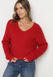 Czerwony Sweter z Dodatkiem Wełny i Trójkątnym Dekoltem Esmina. Czerwone swetry damskie Born2be, l, bez wzorów, z wełny, eleganckie, bez kołnierzyka, bez ramiączek, bez kaptura. Za 99.99 zł.