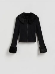 Sweter z kołnierzem - czarny. Czarne swetry damskie Reserved, l, bez wzorów, z bawełny, bez kołnierzyka, bez ramiączek, bez kaptura. Za 139.99 zł.